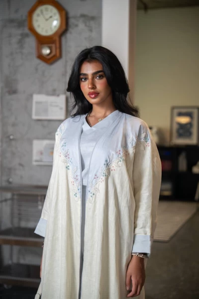 Lemon-colored abaya bisht made of natural linen with hand embroidery C:IB335